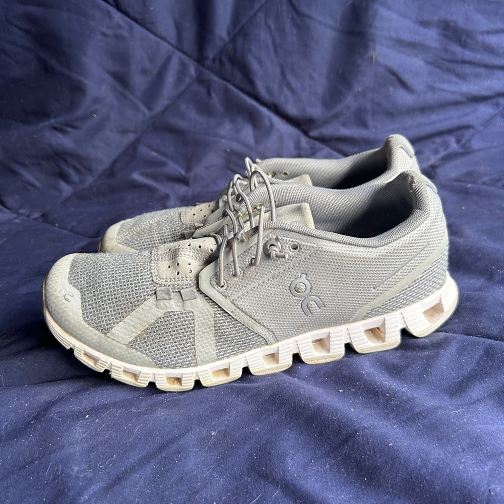 On Running Woman’s Athletic Shoes in Gray and Cream